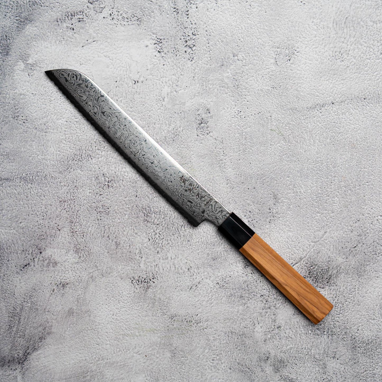 Couteau à pain Noseto Nato 210 mm 67 couches Damas avec bois d'olivier et corne de buffle