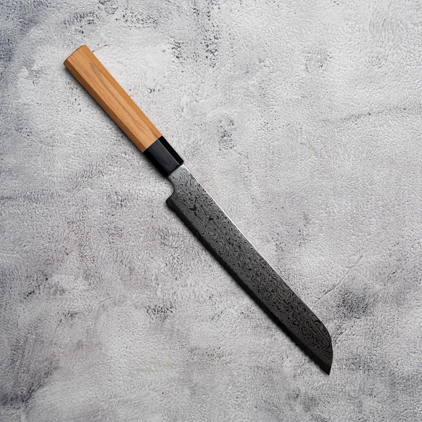 Couteau à pain Noseto Nato 210 mm 67 couches Damas avec bois d'olivier et corne de buffle