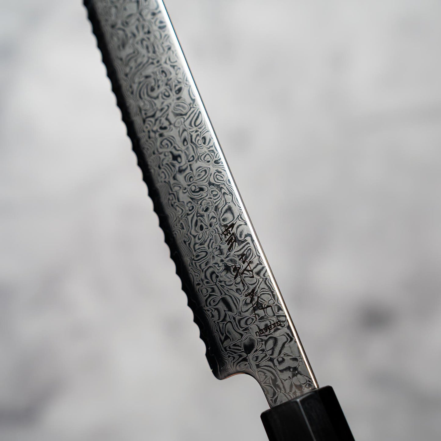 Couteau à pain Noseto Nato 210 mm 67 couches Damas avec bois d'olivier et corne de buffle