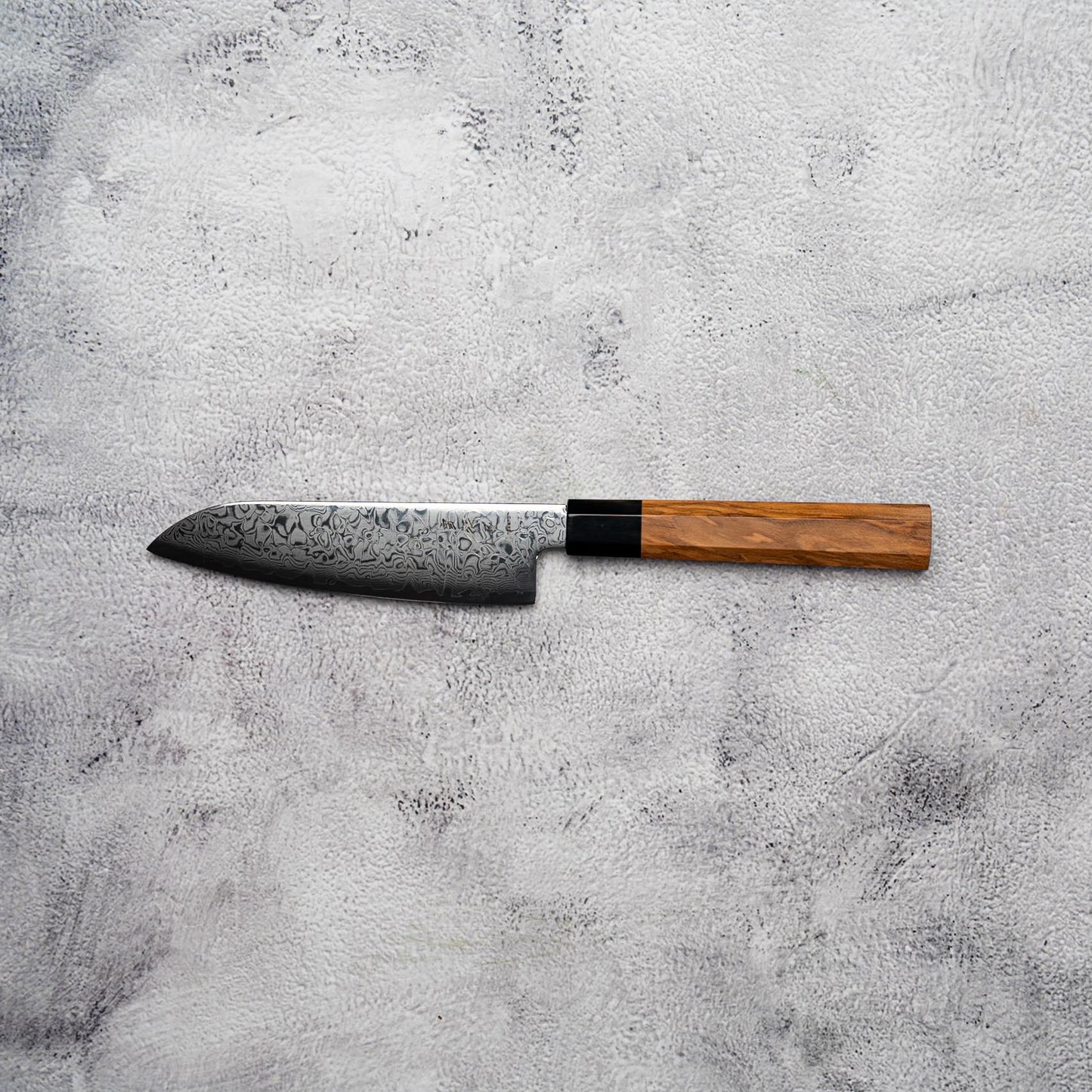 Couteau Santoku Noseto Nato Petit 135 mm 67 couches Damas avec bois d'olivier et corne de buffle