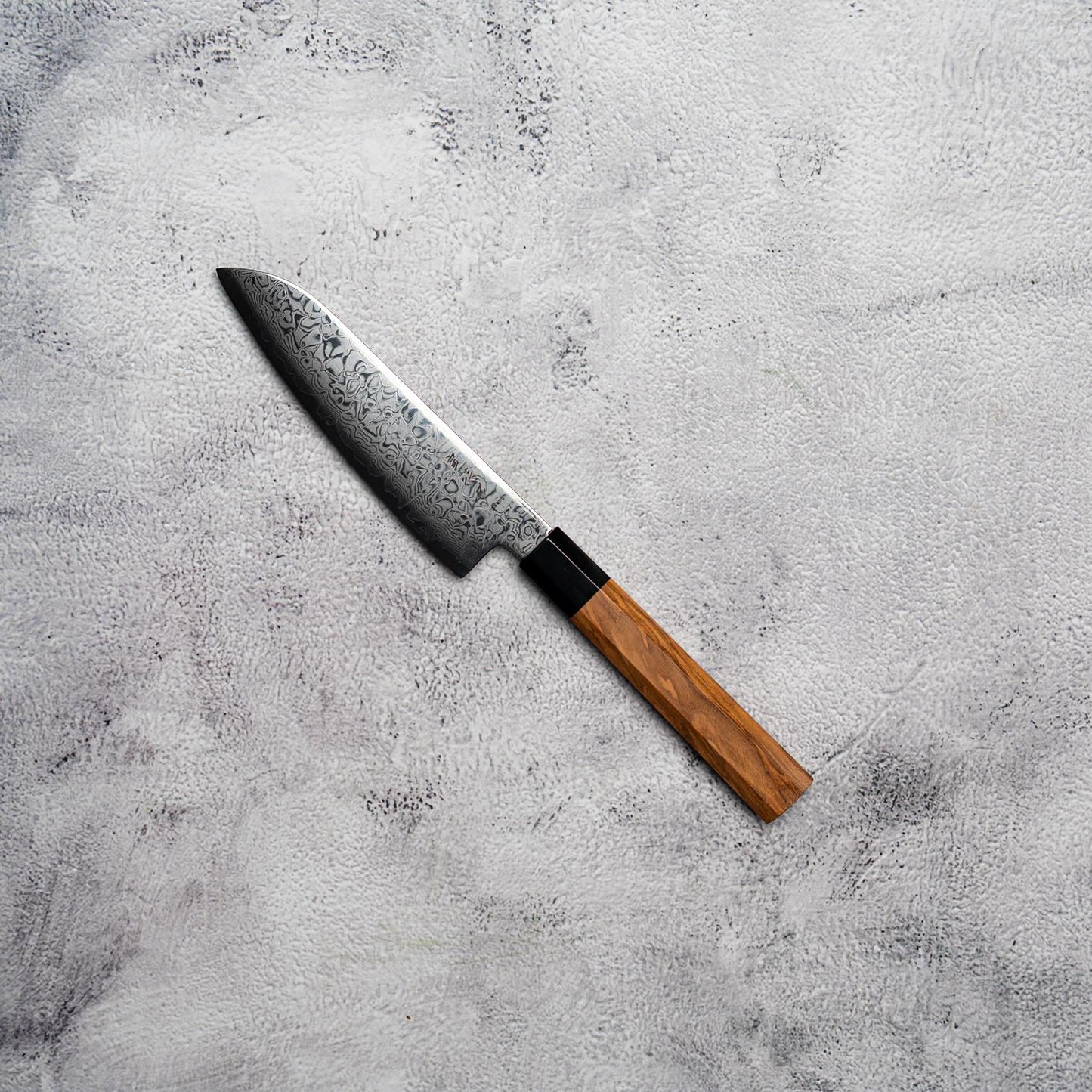 Couteau Santoku Noseto Nato Petit 135 mm 67 couches Damas avec bois d'olivier et corne de buffle