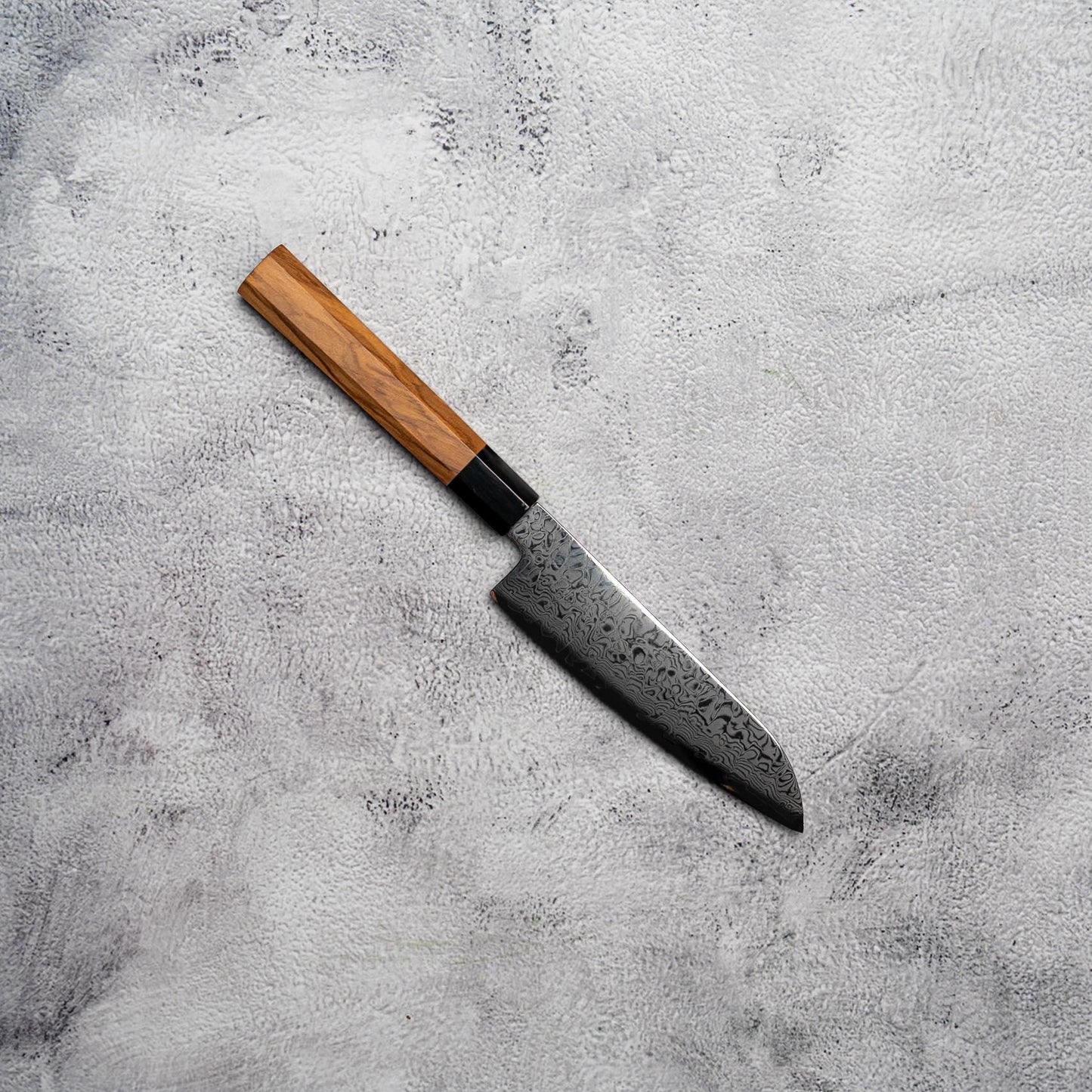 Couteau Santoku Noseto Nato Petit 135 mm 67 couches Damas avec bois d'olivier et corne de buffle