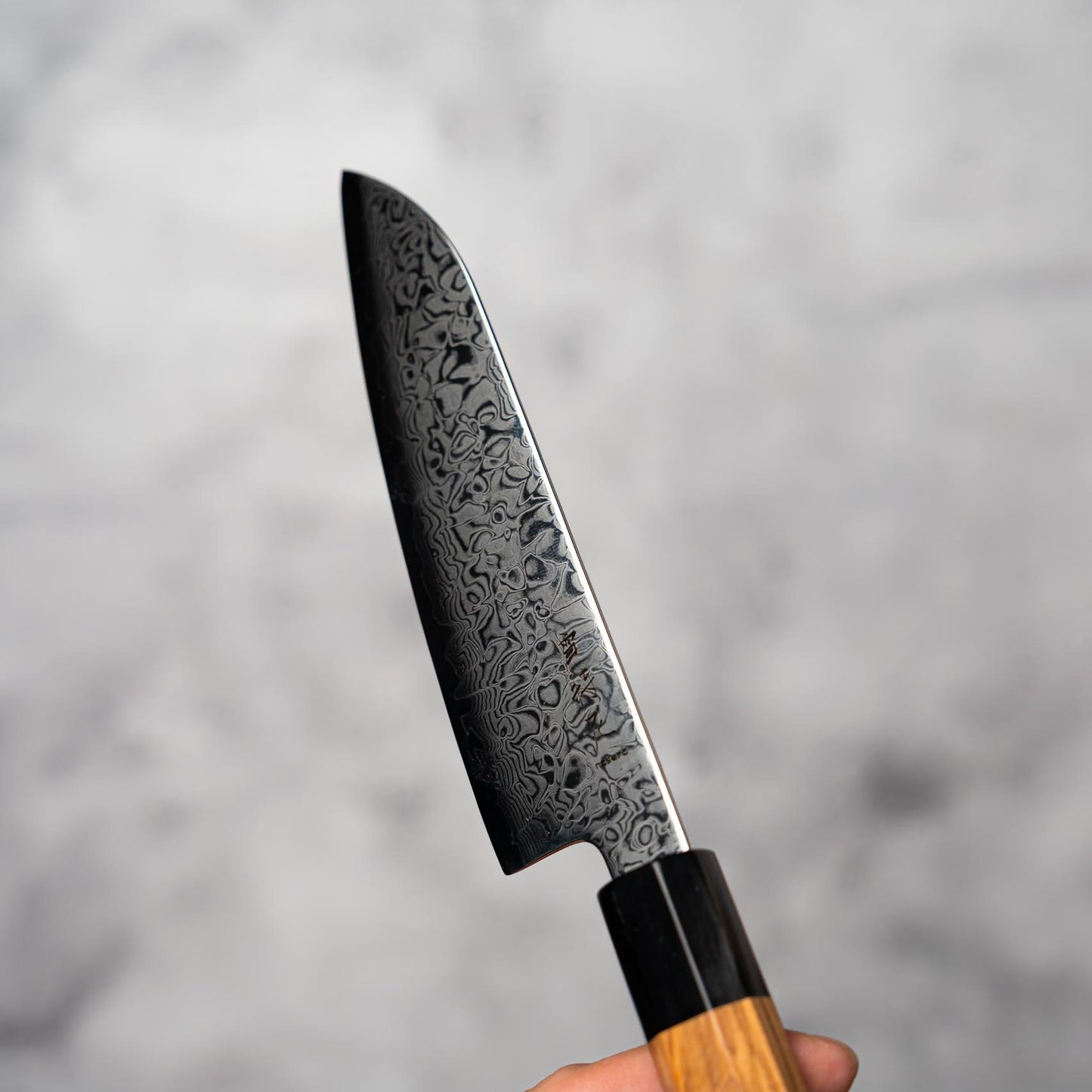 Couteau Santoku Noseto Nato Petit 135 mm 67 couches Damas avec bois d'olivier et corne de buffle
