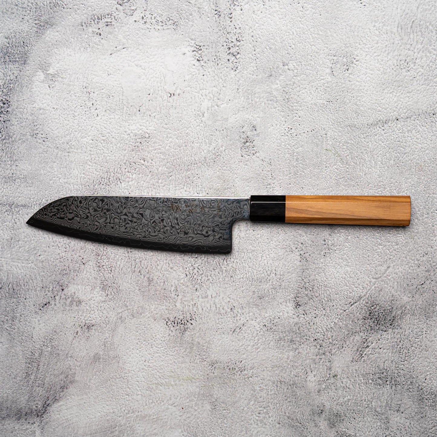 Couteau Santoku Noseto Nato 180 mm 67 couches Damas avec bois d'olivier et corne de buffle
