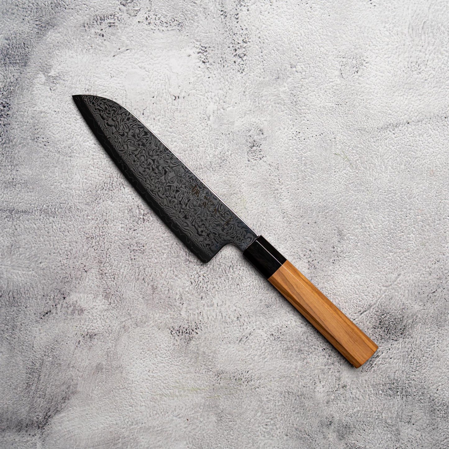 Couteau Santoku Noseto Nato 180 mm 67 couches Damas avec bois d'olivier et corne de buffle