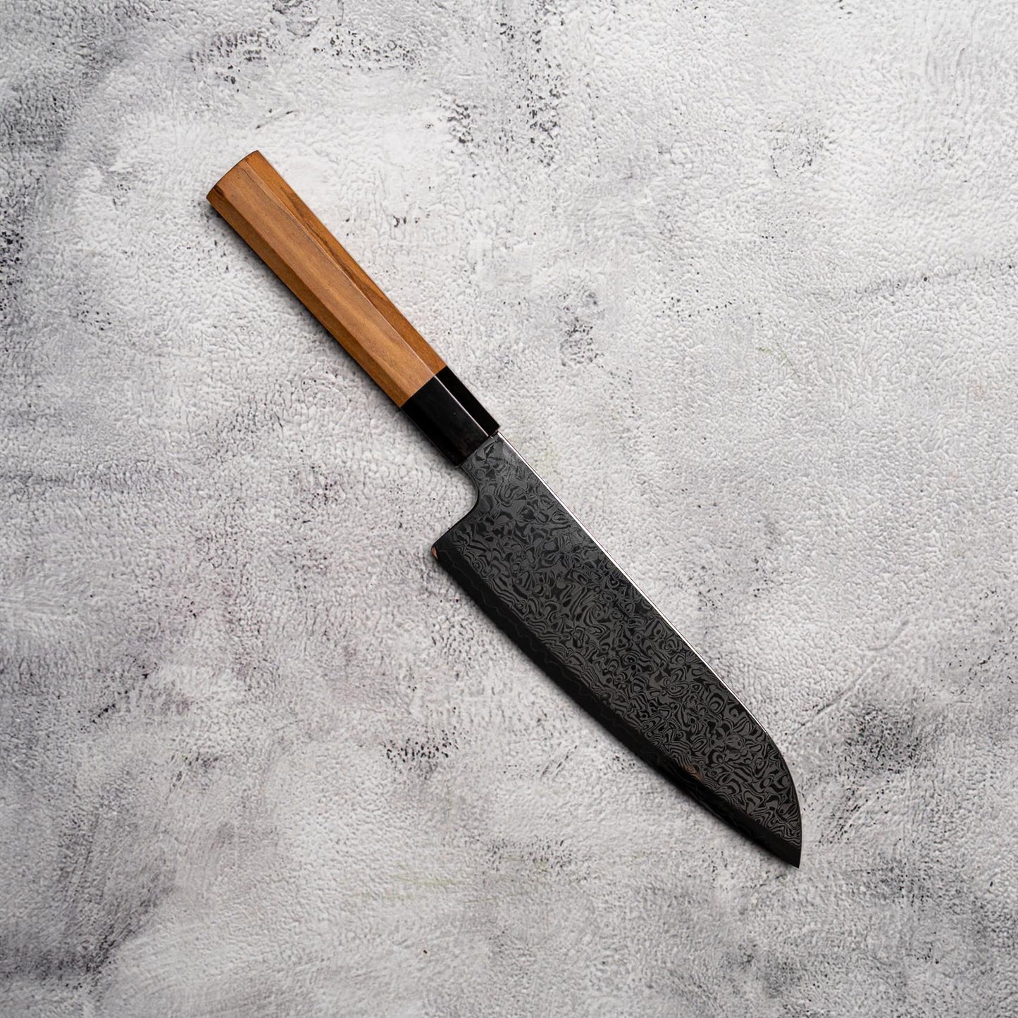 Couteau Santoku Noseto Nato 180 mm 67 couches Damas avec bois d'olivier et corne de buffle