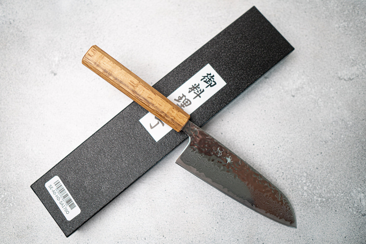 Seisuke Tsukikage AUS10 Migaki Fini Martelé Damas Santoku Couteau japonais 170mm Manche en chêne