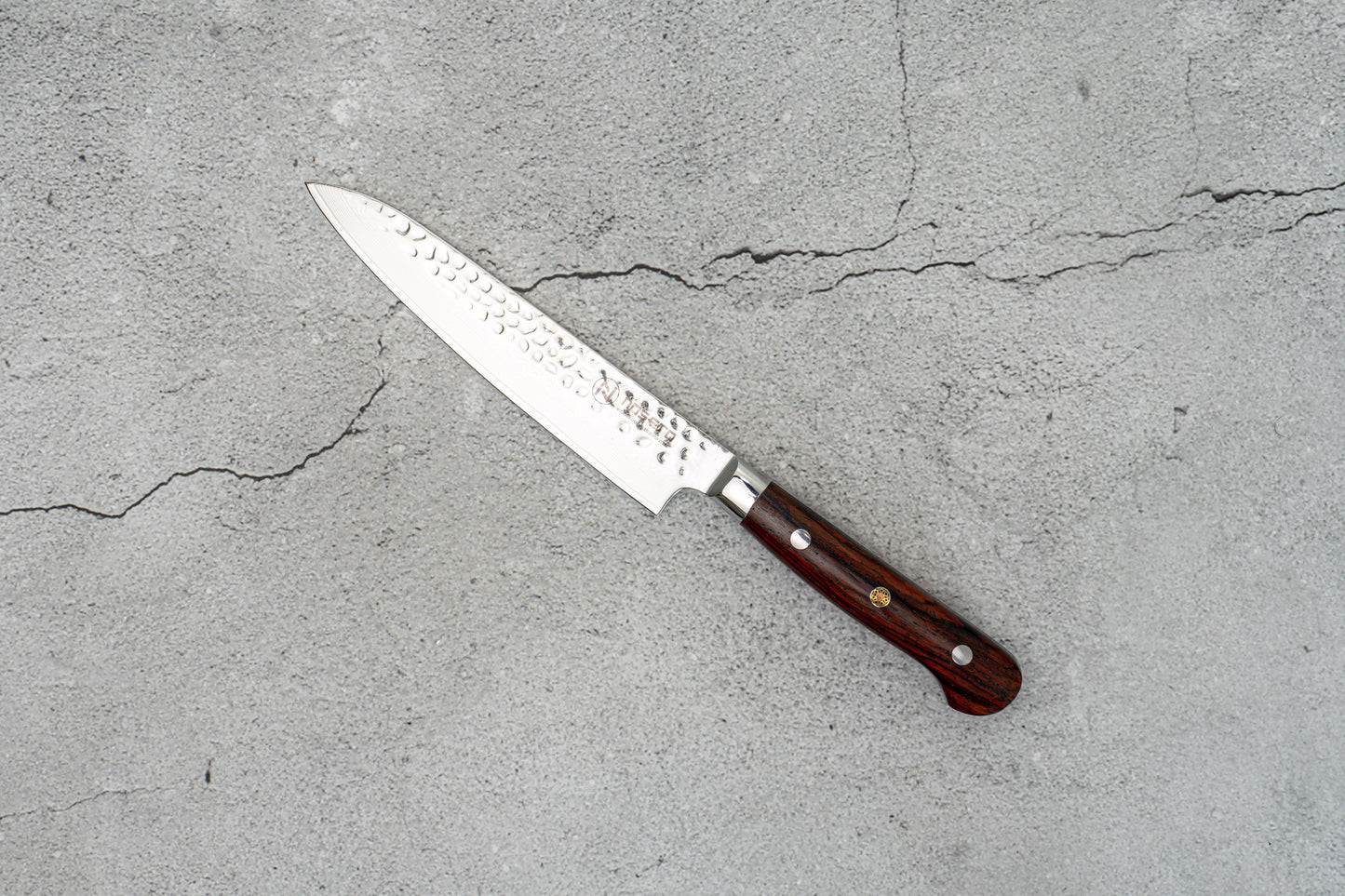 Couteau Noseto Yohan en damas martelé 150 mm, manche occidental en palissandre