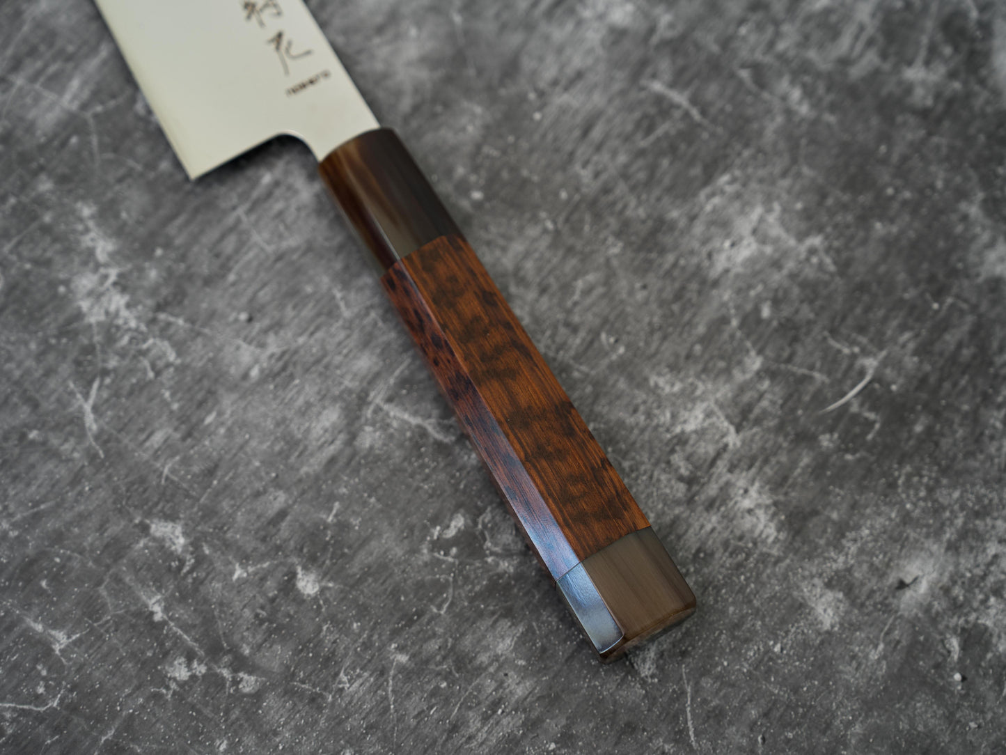 Noseto Hudo 240 mm Gyuto finition miroir VG10 simple acier avec bois de serpent et pierre blanche