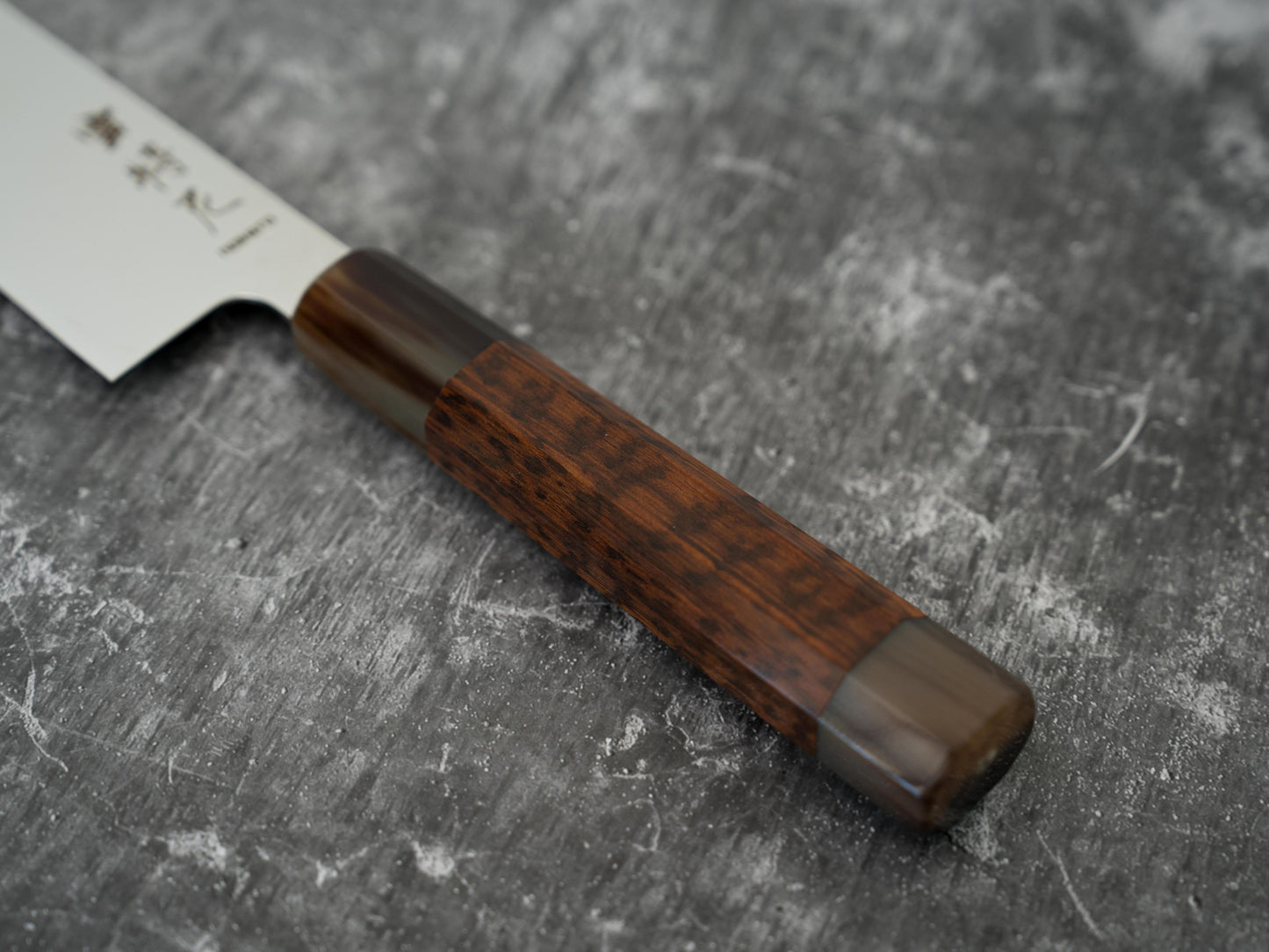 Noseto Hudo 240 mm Gyuto finition miroir VG10 simple acier avec bois de serpent et pierre blanche