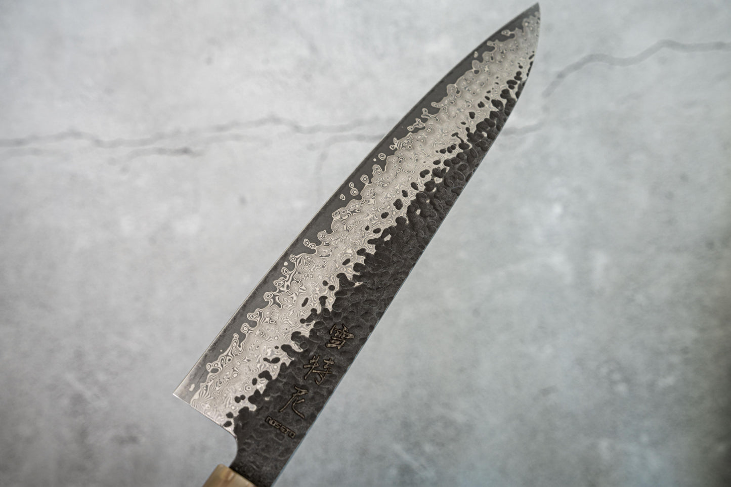 Gyuto Noseto Vg10 67 couches Damascus Tsuchime Finish 230 mm Corne de buffle blanche Bois d'ébène