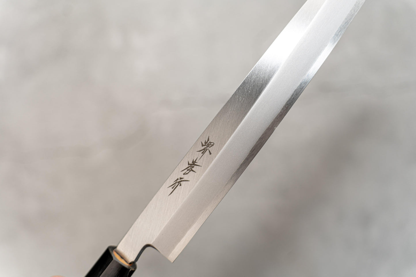 Couteau japonais Yanagiba en acier blanc Sakai Takayuki Kasumitogi, manche en magnolia