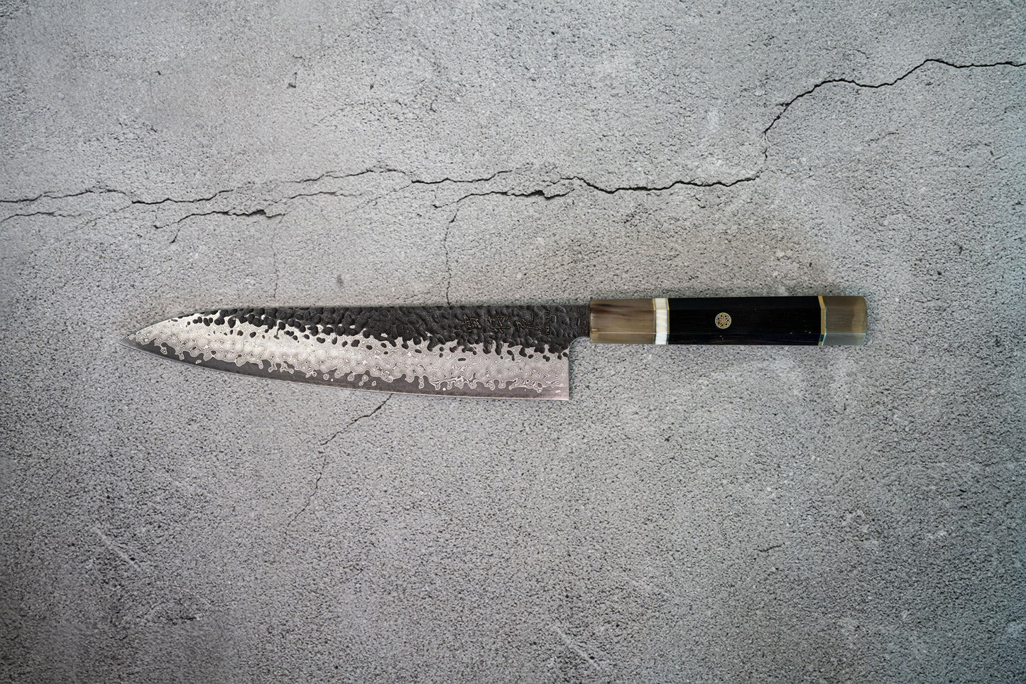 Gyuto Noseto Vg10 67 couches Damascus Tsuchime Finish 230 mm Corne de buffle blanche Bois d'ébène