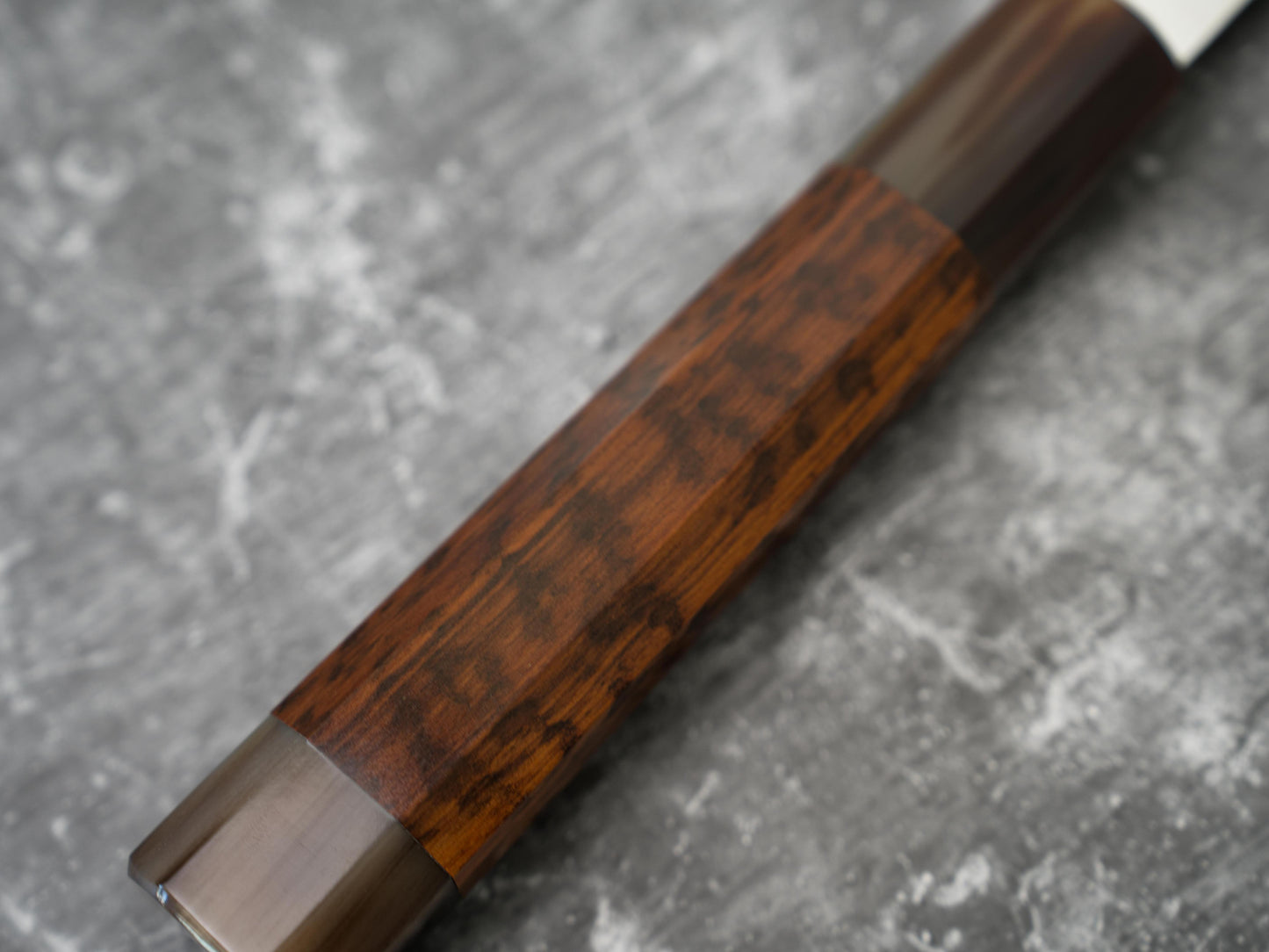 Noseto Hudo 240 mm Gyuto finition miroir VG10 simple acier avec bois de serpent et pierre blanche