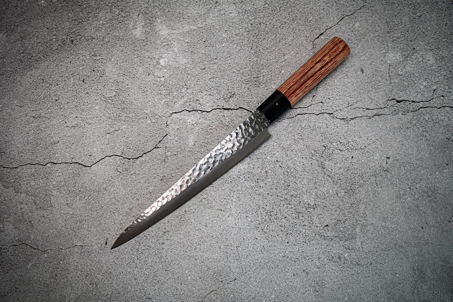Couteau japonais Sujihiki martelé Kanetsune DSR-1K6 210 mm, manche en bois de pakka rouge