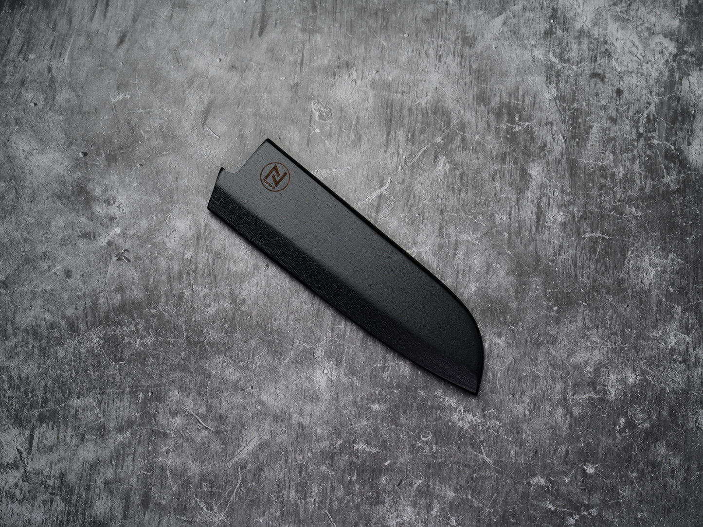 Couteau Santoku Saya Noseto 180 mm en bois de noyer magnétique noir