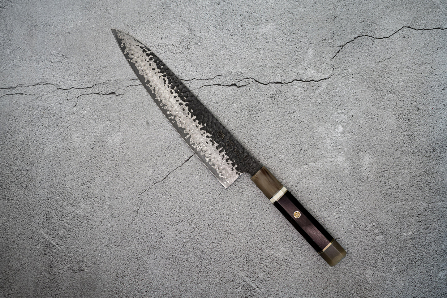 Gyuto Noseto Vg10 67 couches Damascus Tsuchime Finish 230 mm Corne de buffle blanche Bois d'ébène
