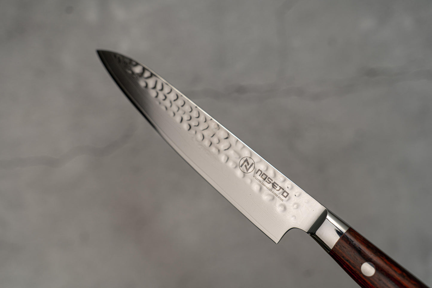 Couteau Noseto Yohan en damas martelé 150 mm, manche occidental en palissandre