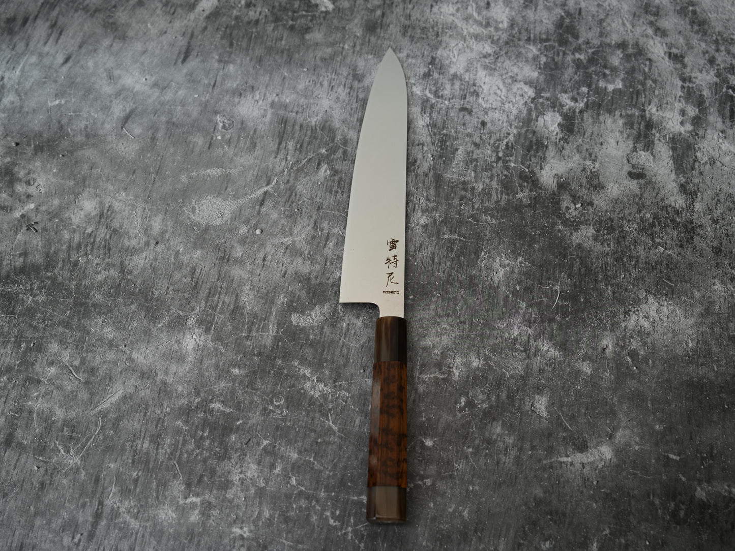 Noseto Hudo 240 mm Gyuto finition miroir VG10 simple acier avec bois de serpent et pierre blanche