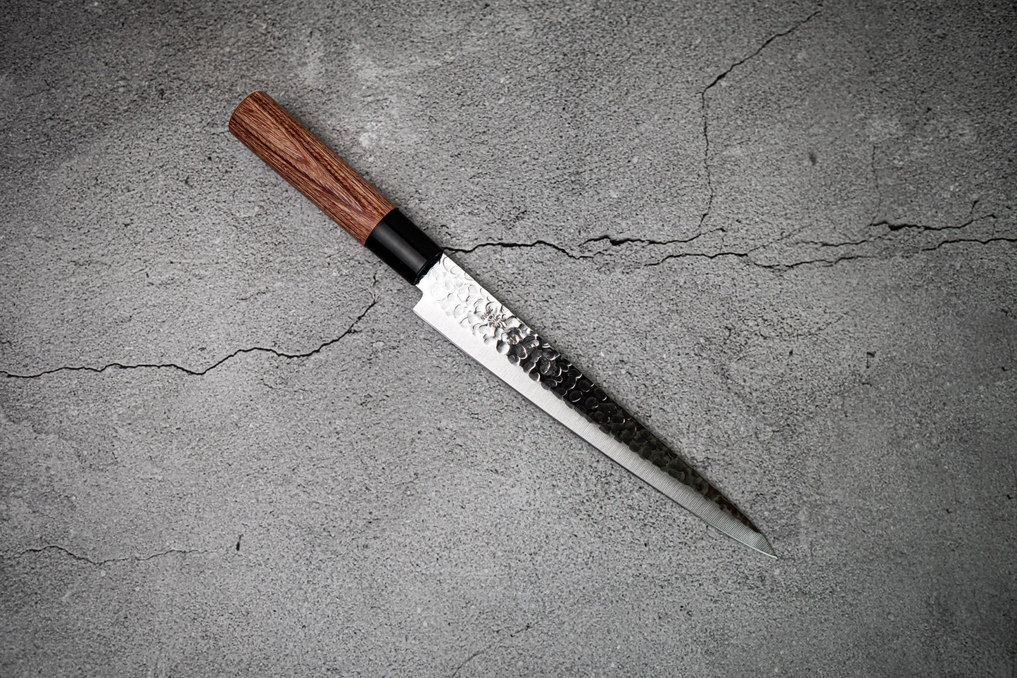 Couteau japonais Sujihiki martelé Kanetsune DSR-1K6 210 mm, manche en bois de pakka rouge