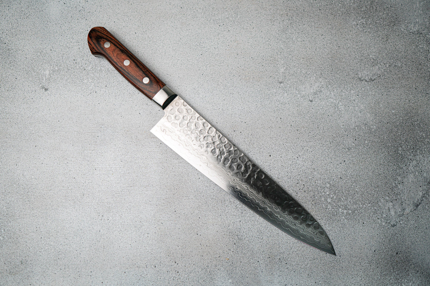 Couteau japonais Seisuke VG10 Damas 17 couches Gyuto 240 mm Manche en acajou