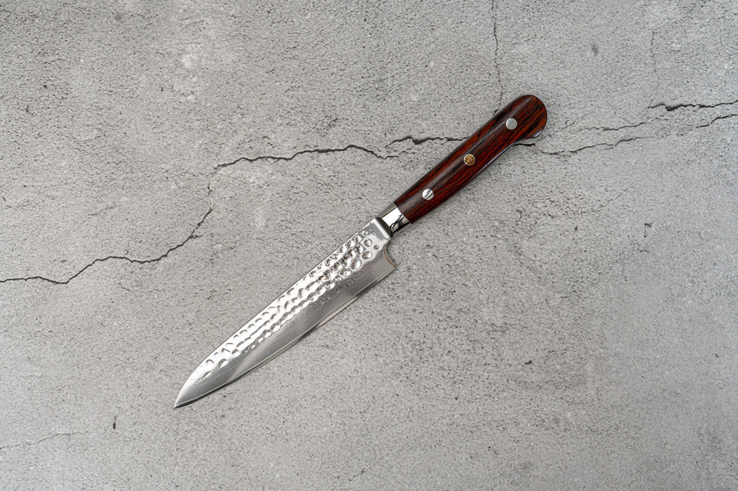 Couteau Noseto Yohan en damas martelé 150 mm, manche occidental en palissandre