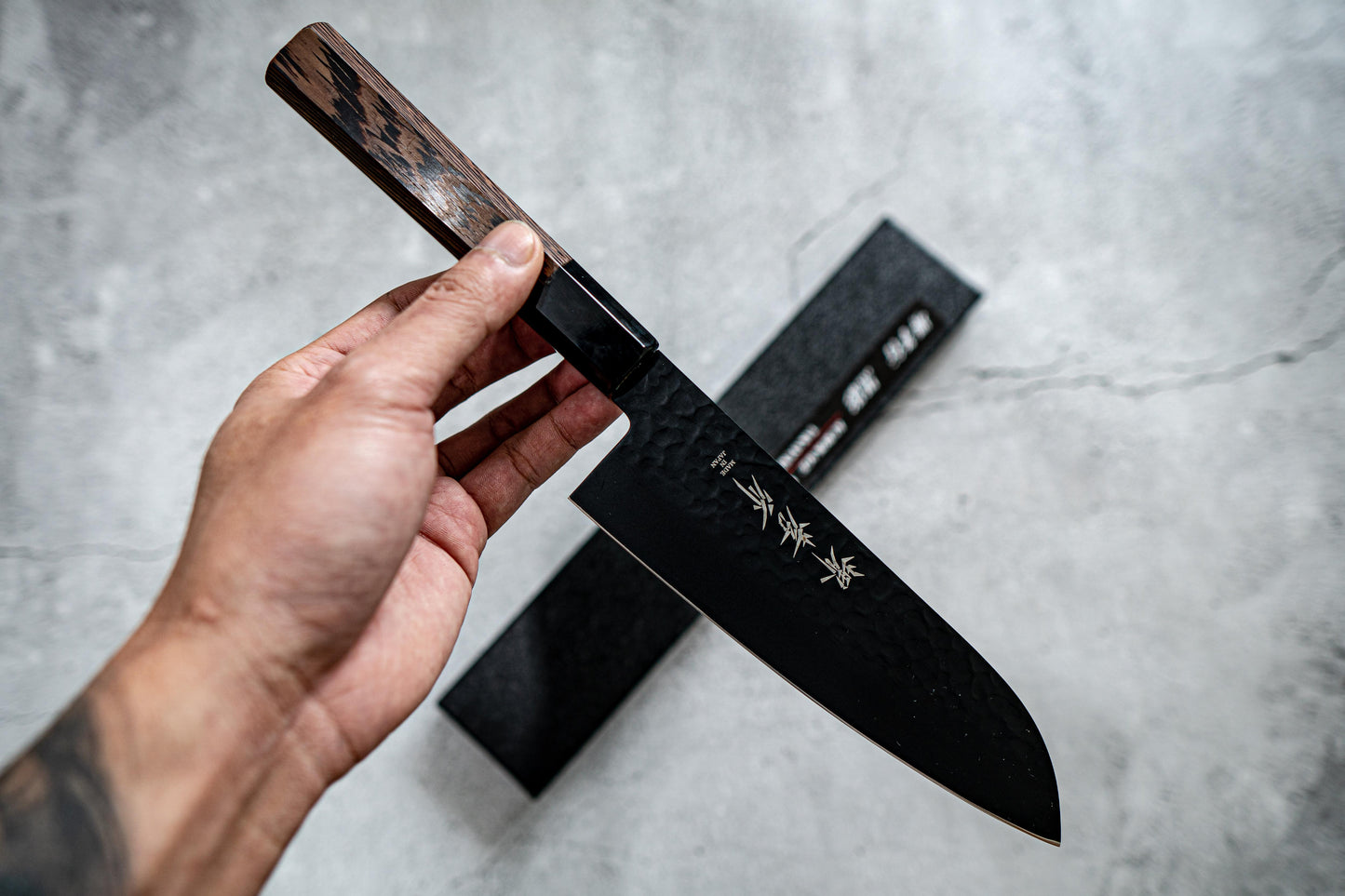 Sakai Takayuki Santoku 170 mm Kurokage VG10 martelé revêtement en téflon poignée wengé