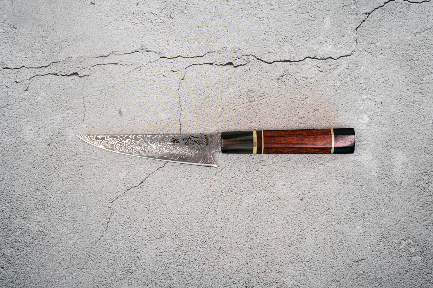 Couteau Noseto Kaji Petty 130 mm, Damas, noyau en acier VG-10, 67 couches, cornes de buffle, bois de fer
