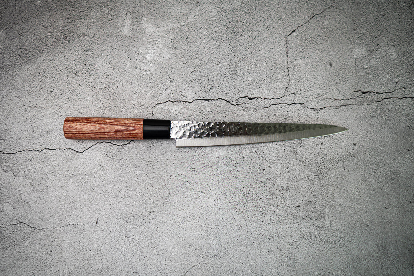 Couteau japonais Sujihiki martelé Kanetsune DSR-1K6 210 mm, manche en bois de pakka rouge