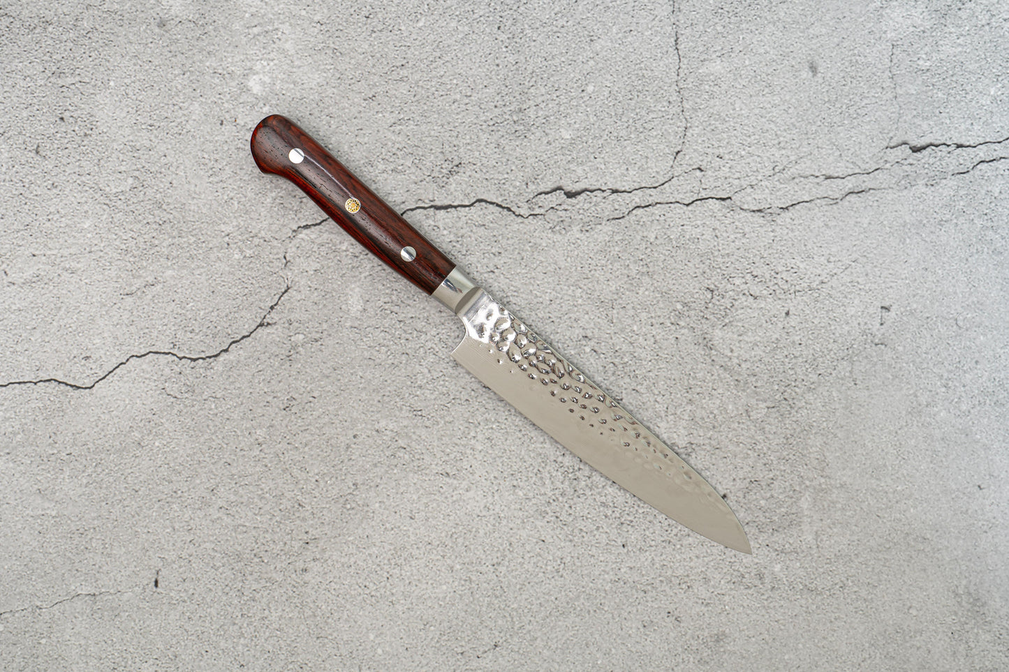 Couteau Noseto Yohan en damas martelé 150 mm, manche occidental en palissandre