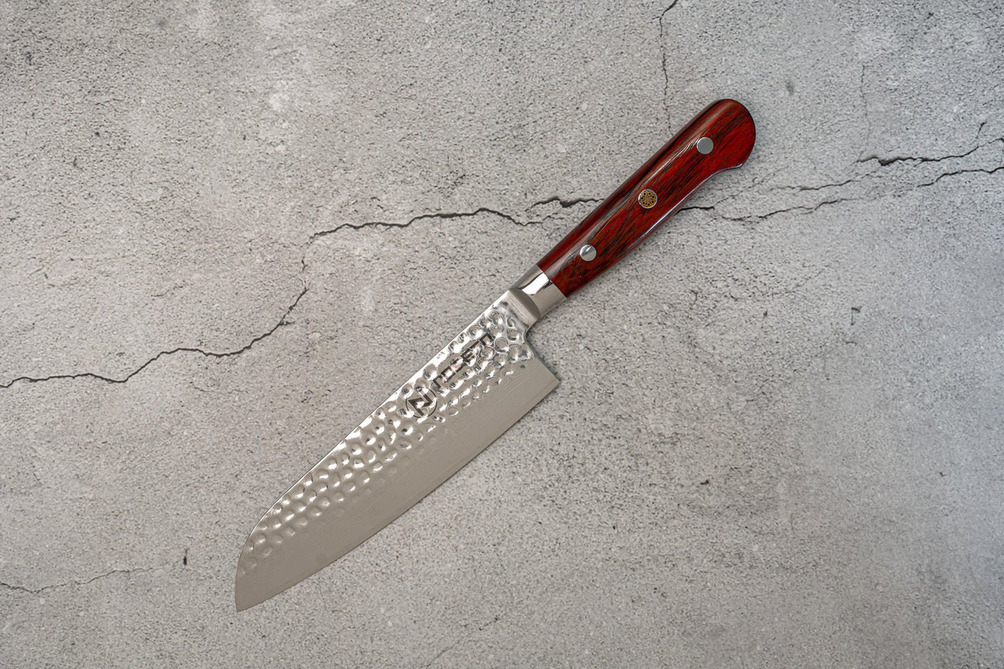 Couteau Santoku Damas martelé Noseto Yohan 180 mm, manche occidental en palissandre