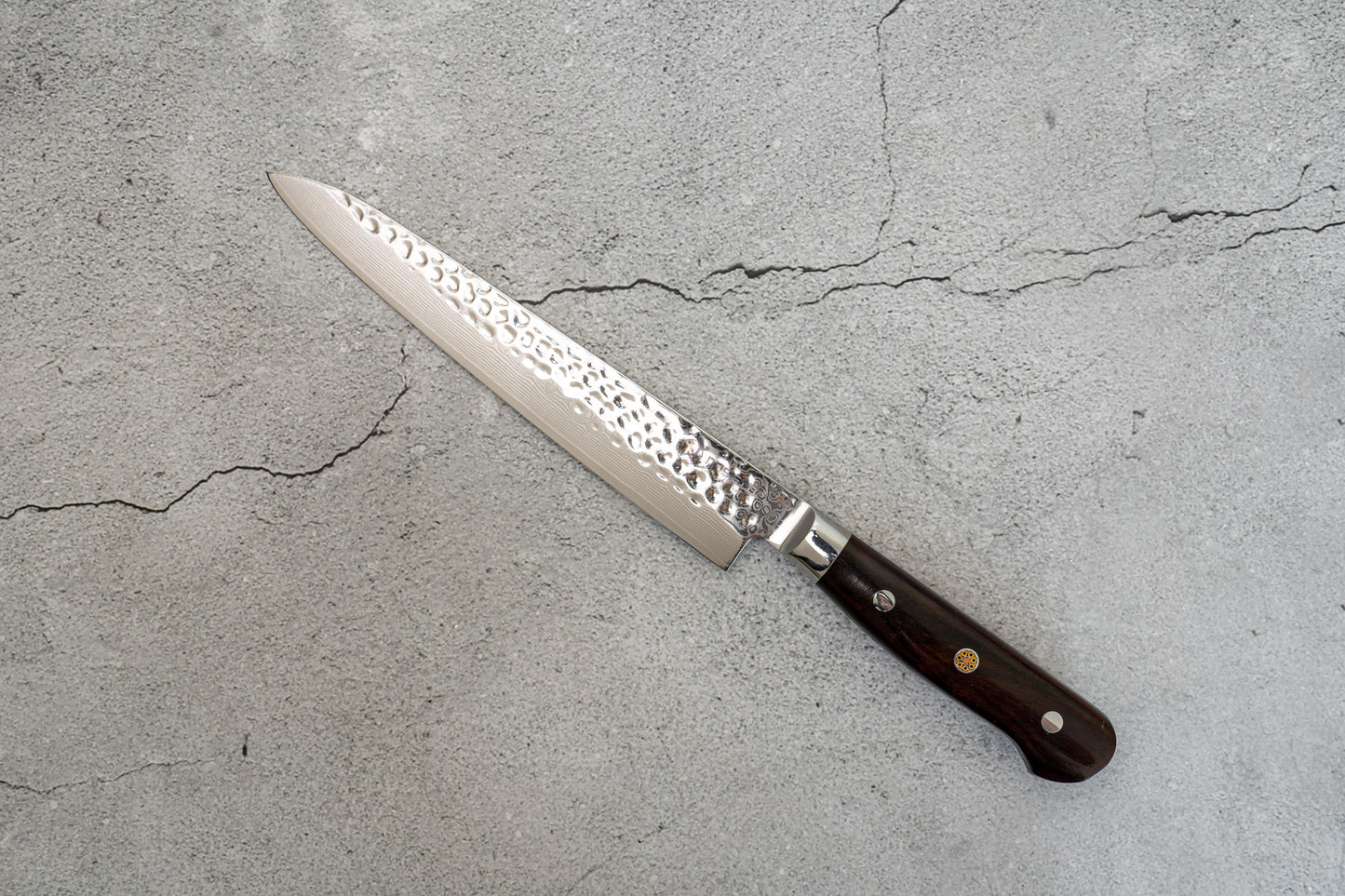 Couteau à trancher Noseto Yohan en acier damas martelé 210 mm, manche occidental en palissandre