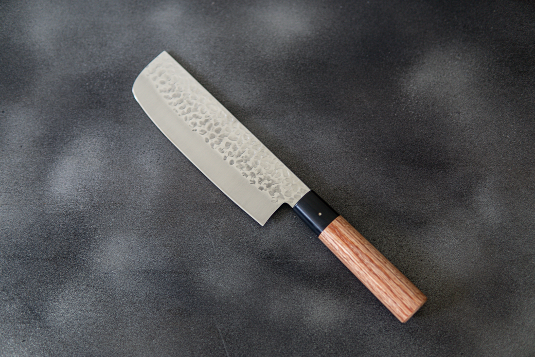 Couteau japonais Nakiri martelé Kanetsune DSR-1K6 165 mm, manche en bois de pakka rouge