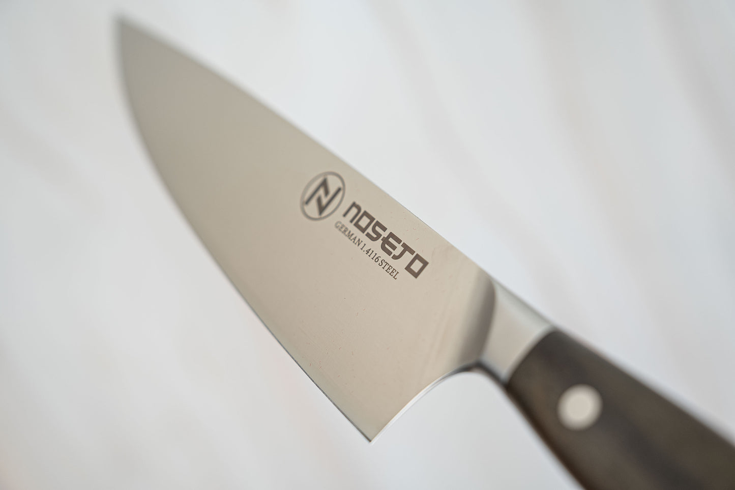 Couteau de chef allemand NOSETO 210 mm en acier inoxydable de haute qualité avec manche en bois de santal rouge