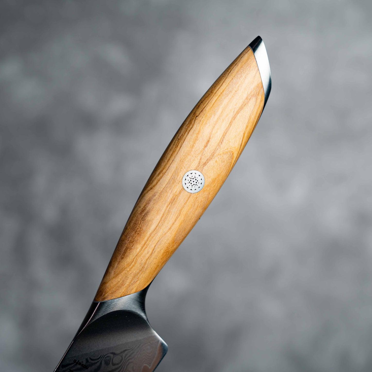 Couteau à lame Noseto Batsu Petty 135 mm, 73 couches, en acier damas avec manche en bois d'olivier