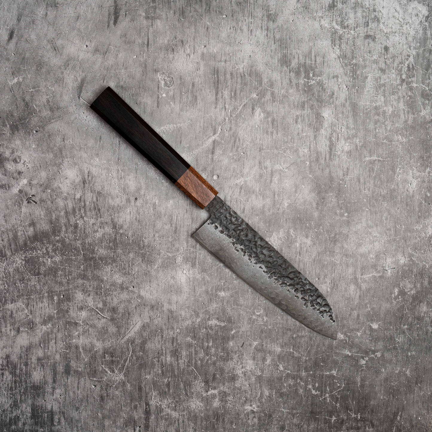 Noseto Kuki Santoku 160mm 67 couches Damas Tsuchime Finition Bois Pakka Noir