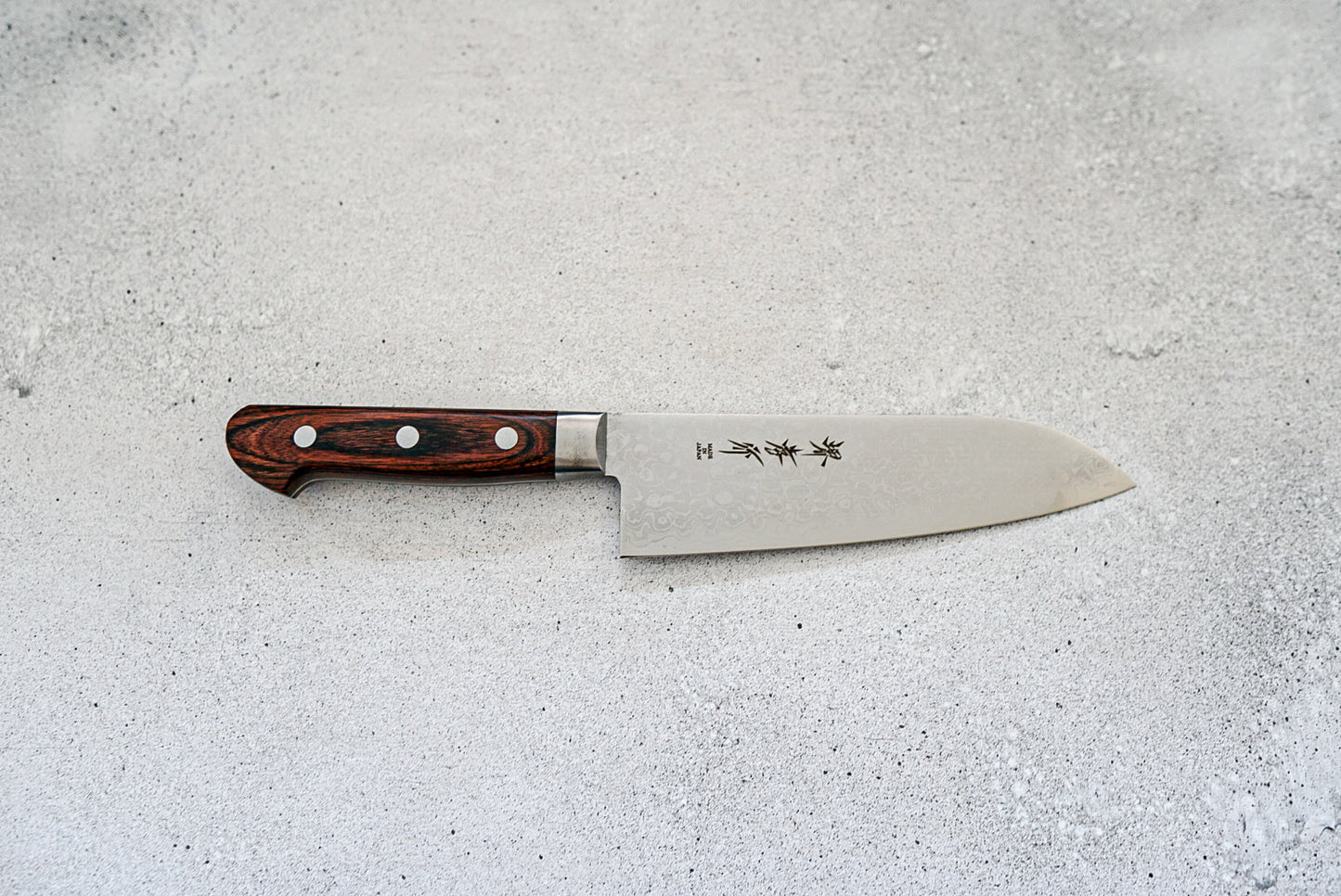 Couteau Santoku Sakai Takayuki 165 mm VG10 17 couches Damas finition miroir avec bois d'acajou