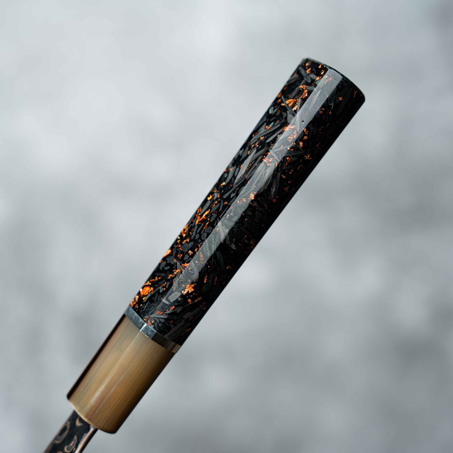 Couteau Noseto Kuza 210 mm Gyuto 67 couches VG-10 en cuivre damas avec résine de corne de buffle et fibre de carbone mélangée