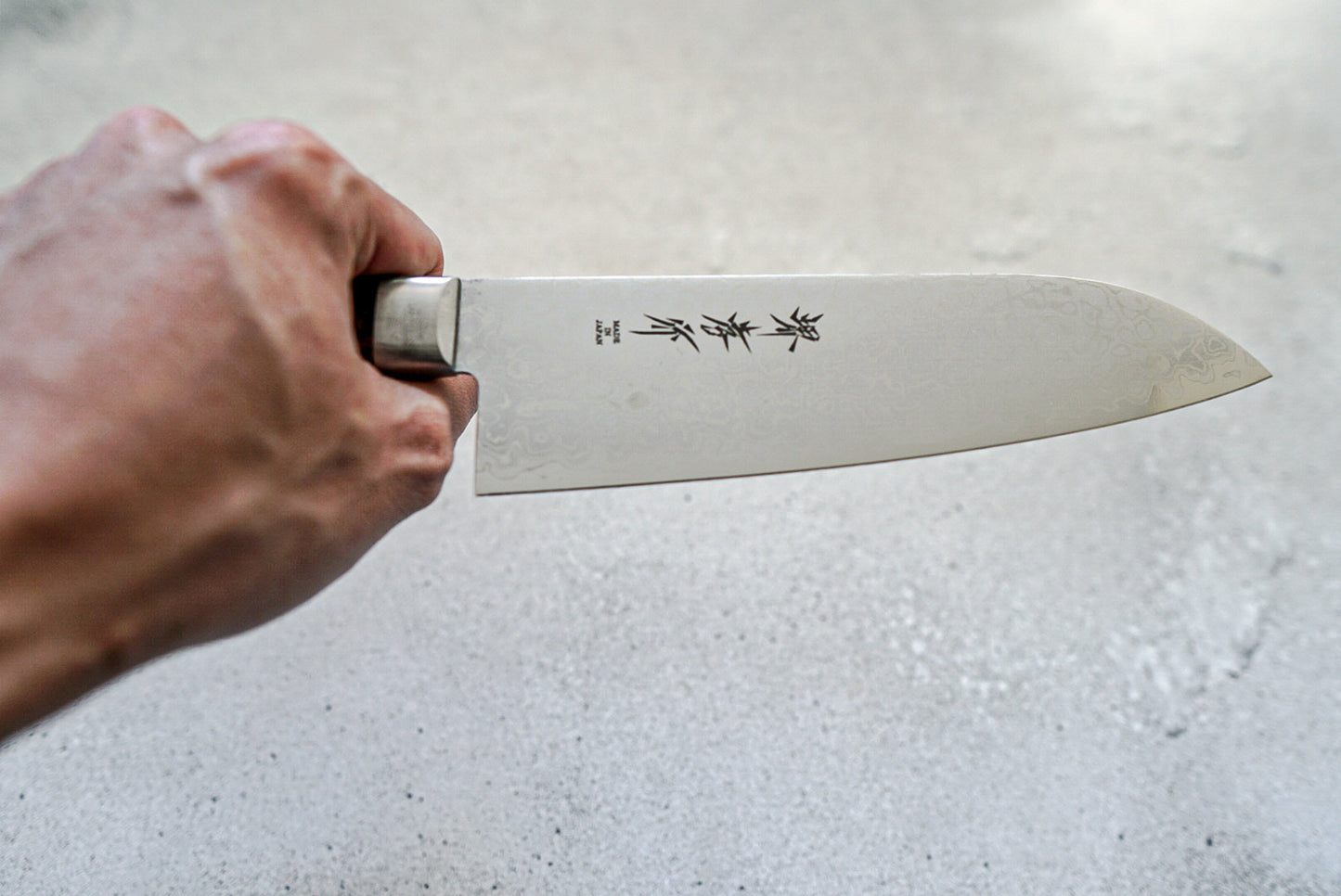 Couteau Santoku Sakai Takayuki 165 mm VG10 17 couches Damas finition miroir avec bois d'acajou