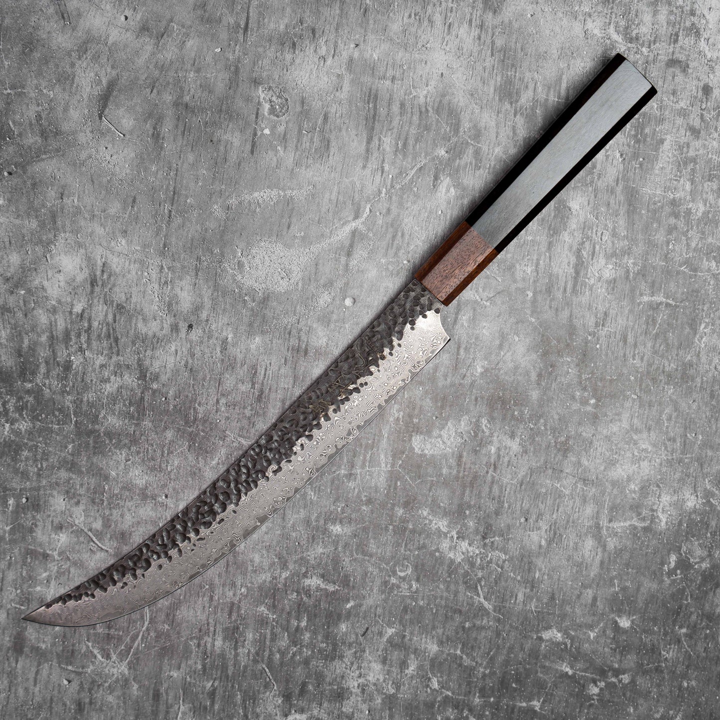 Couteau de boucher Noseto Kuki 240 mm, 67 couches, finition Damas Tsuchime, bois Pakka noir
