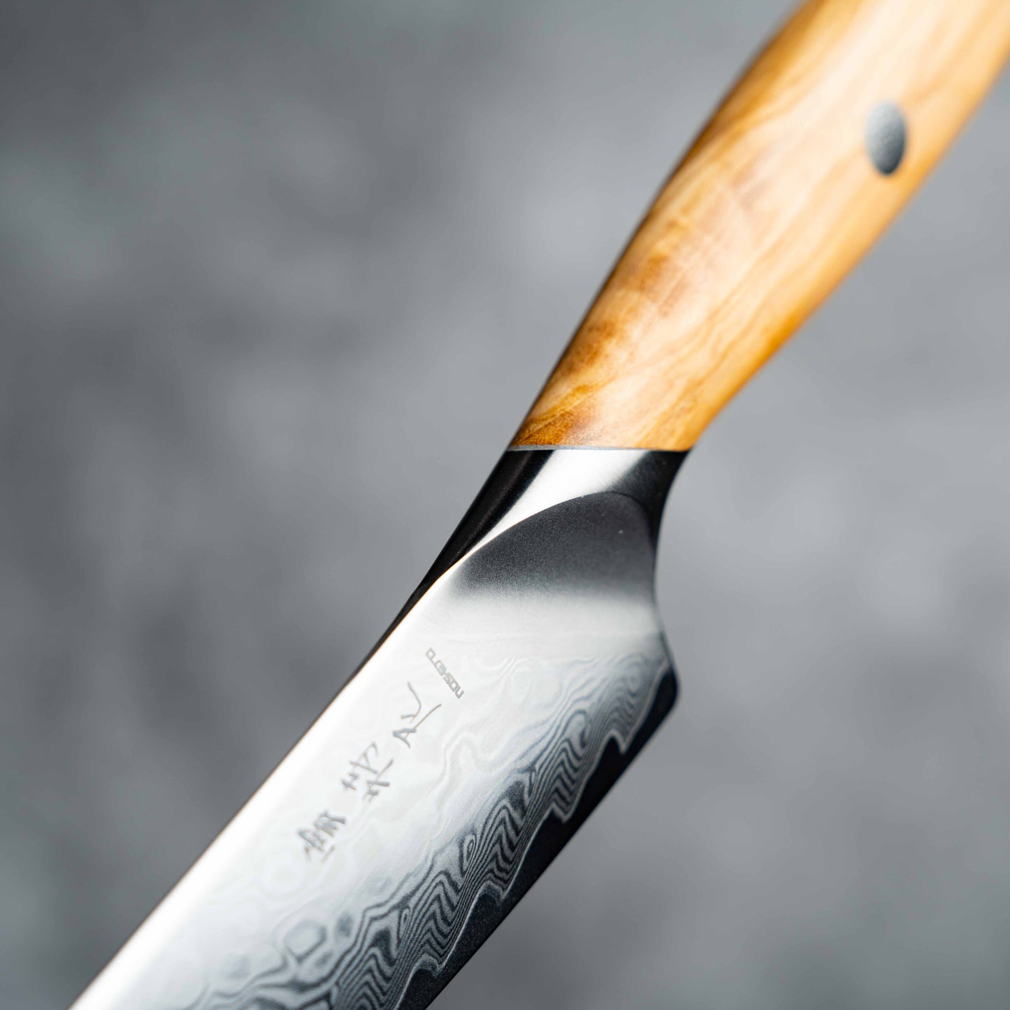 Couteau à lame Noseto Batsu Petty 135 mm, 73 couches, en acier damas avec manche en bois d'olivier