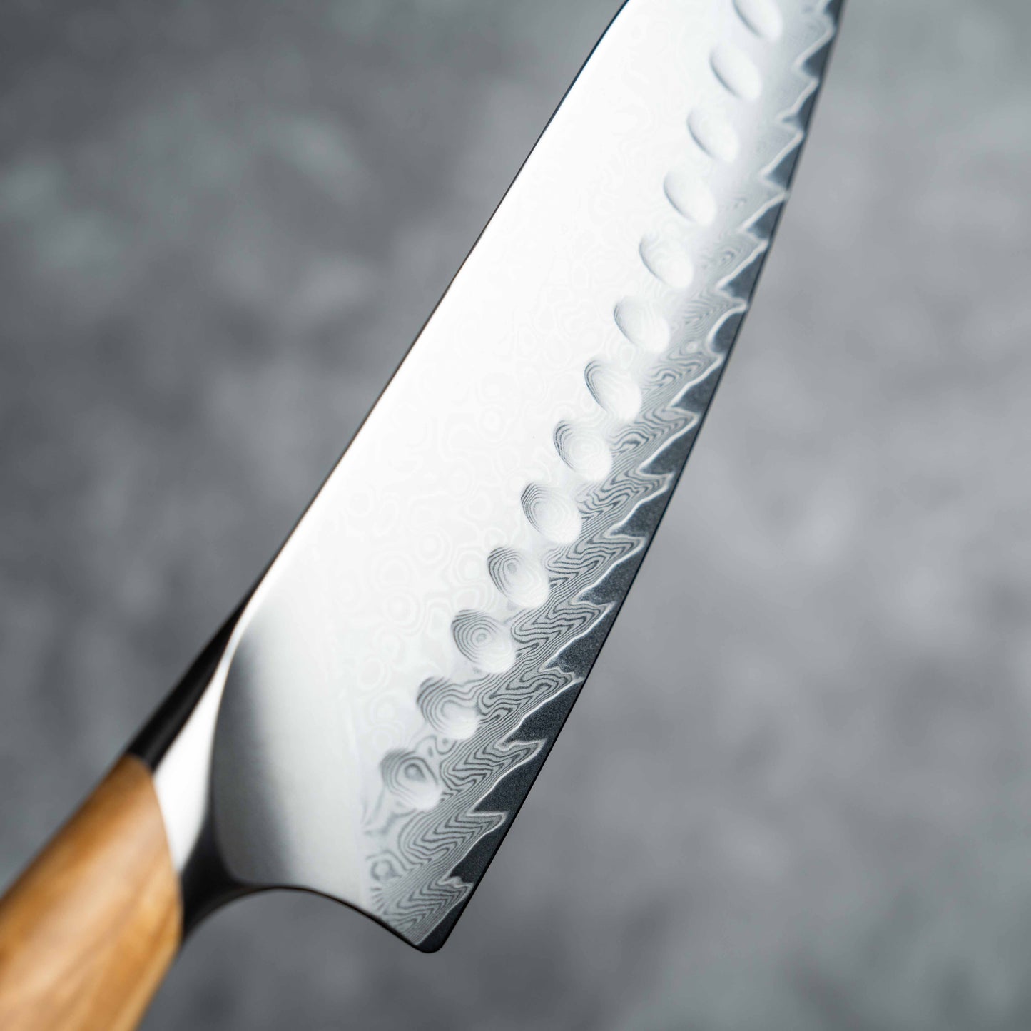 Couteau Santoku Noseto Batsu 180 mm, 73 couches d'acier damas avec manche en bois d'olivier