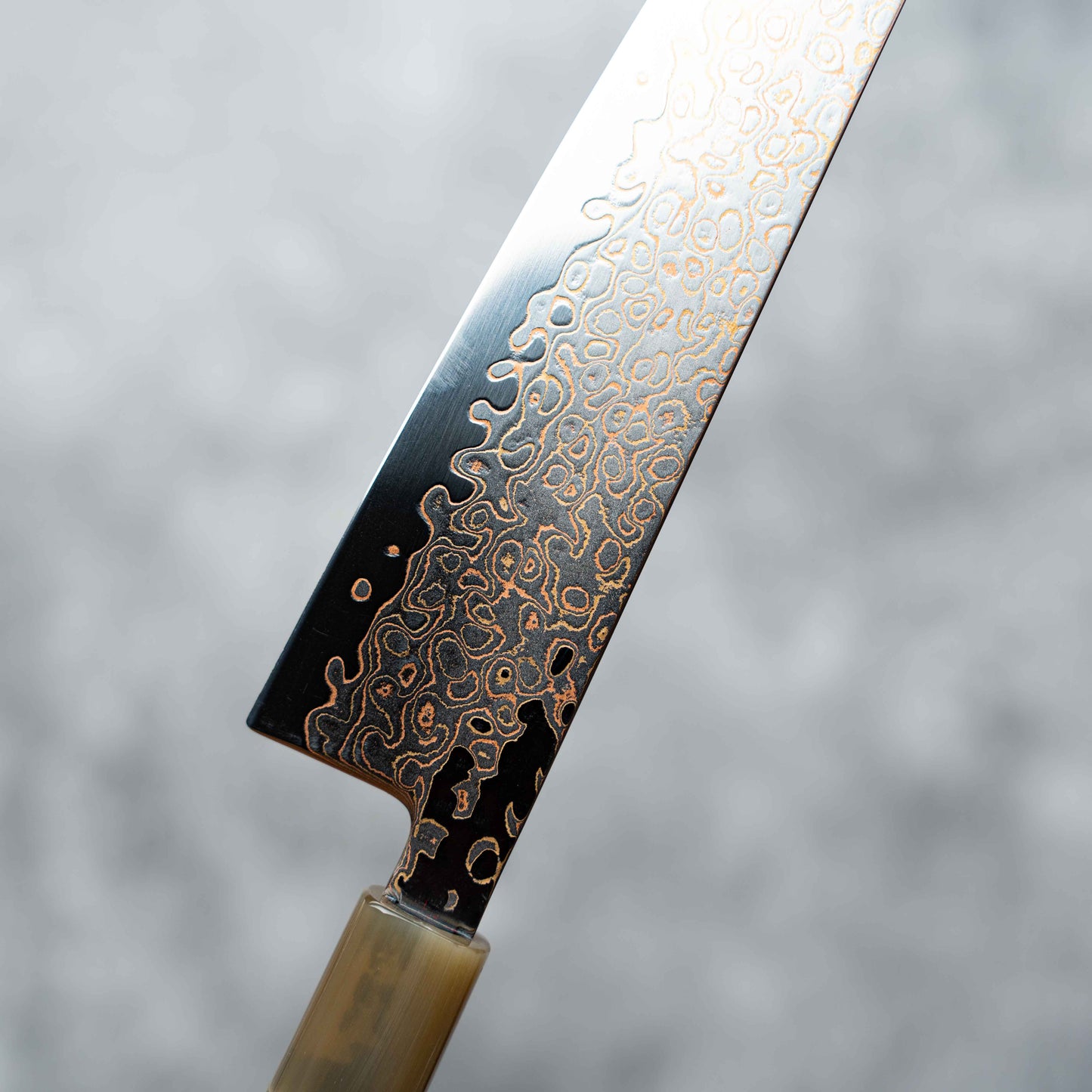 Couteau Noseto Kuza 210 mm Kiritsuke 67 couches VG-10 en cuivre damas avec résine de corne de buffle et fibre de carbone mélangée