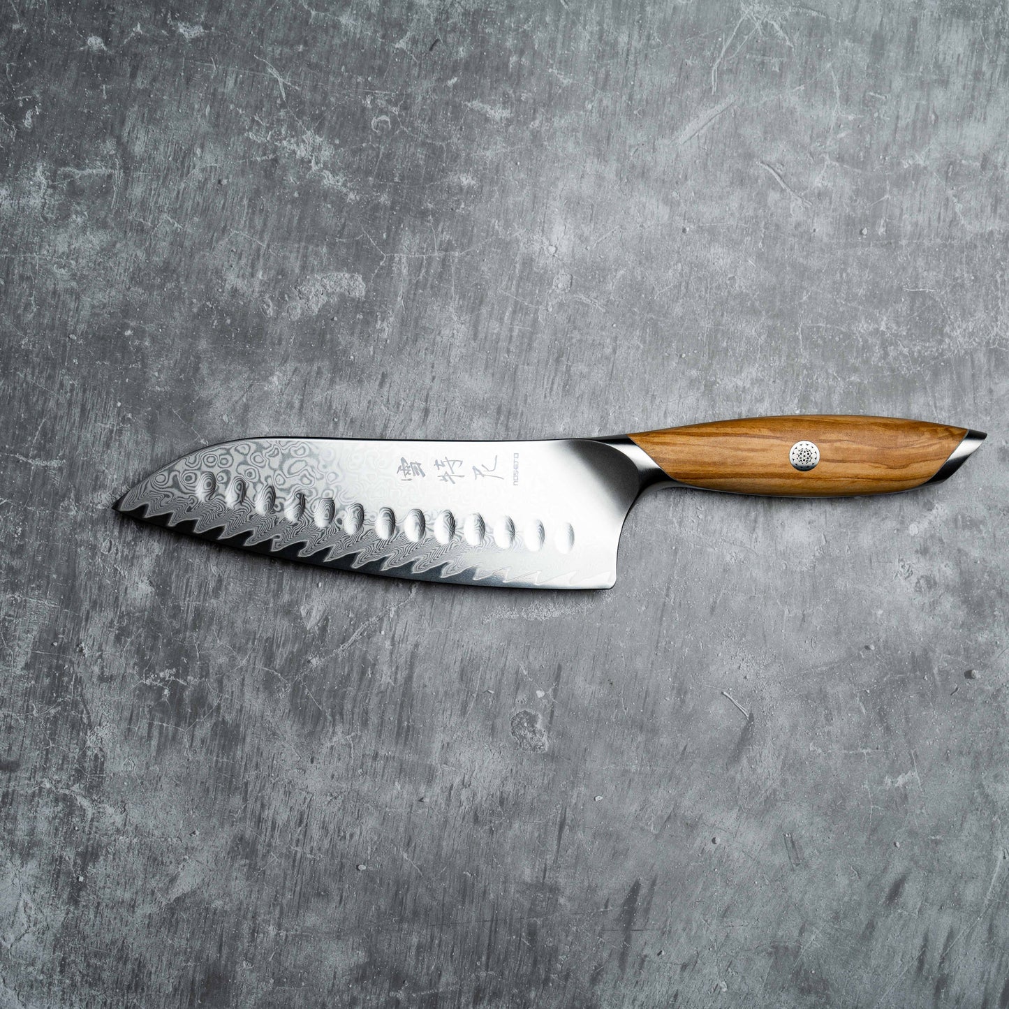 Couteau Santoku Noseto Batsu 180 mm, 73 couches d'acier damas avec manche en bois d'olivier