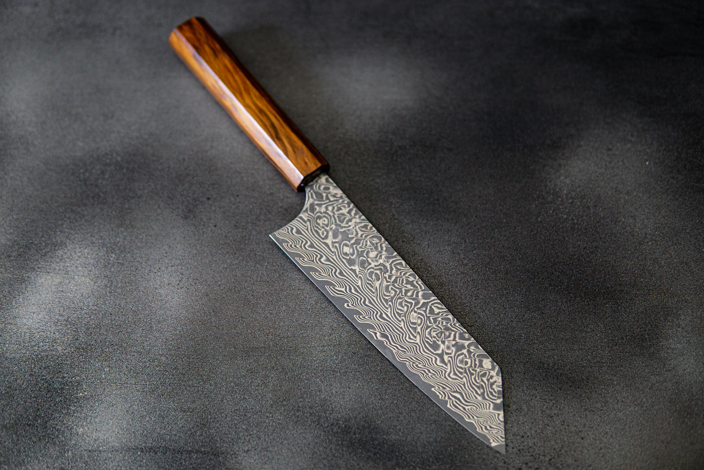 Couteau japonais Yoshimi Kato R2/SG2 Damas Bunka 165 mm Manche en bois Sugi (laqué)