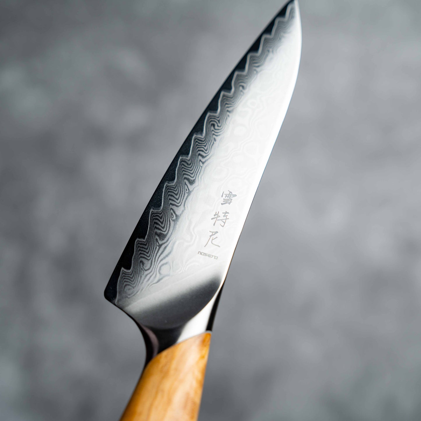 Couteau à lame Noseto Batsu Petty 135 mm, 73 couches, en acier damas avec manche en bois d'olivier