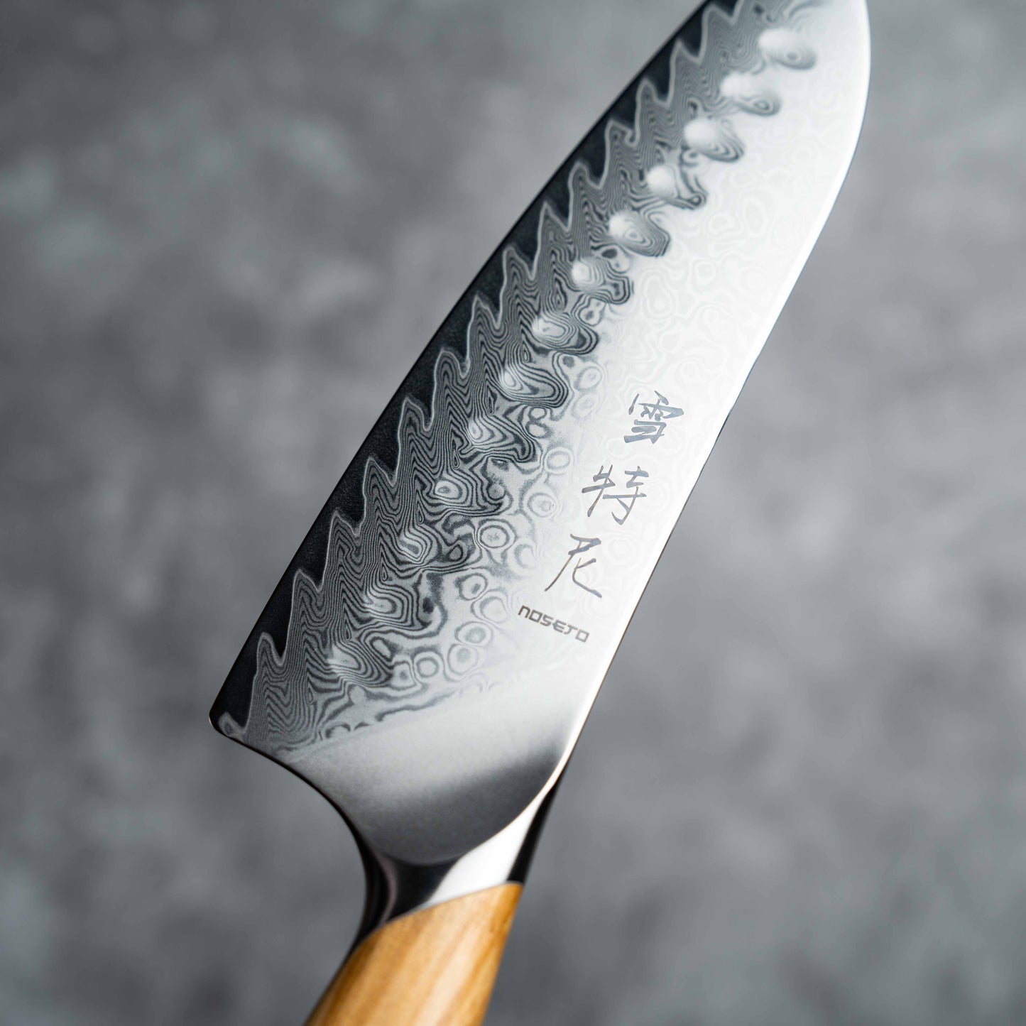 Couteau Santoku Noseto Batsu 180 mm, 73 couches d'acier damas avec manche en bois d'olivier