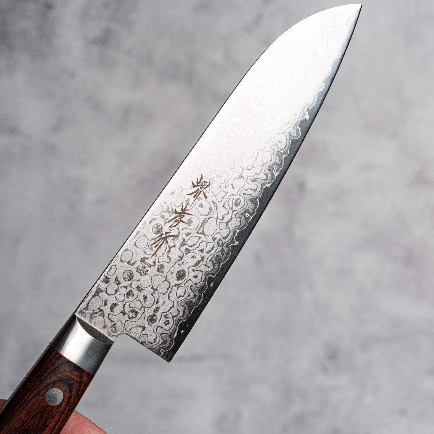 Couteau Santoku Sakai Takayuki 165 mm VG10 17 couches Damas finition miroir avec bois d'acajou