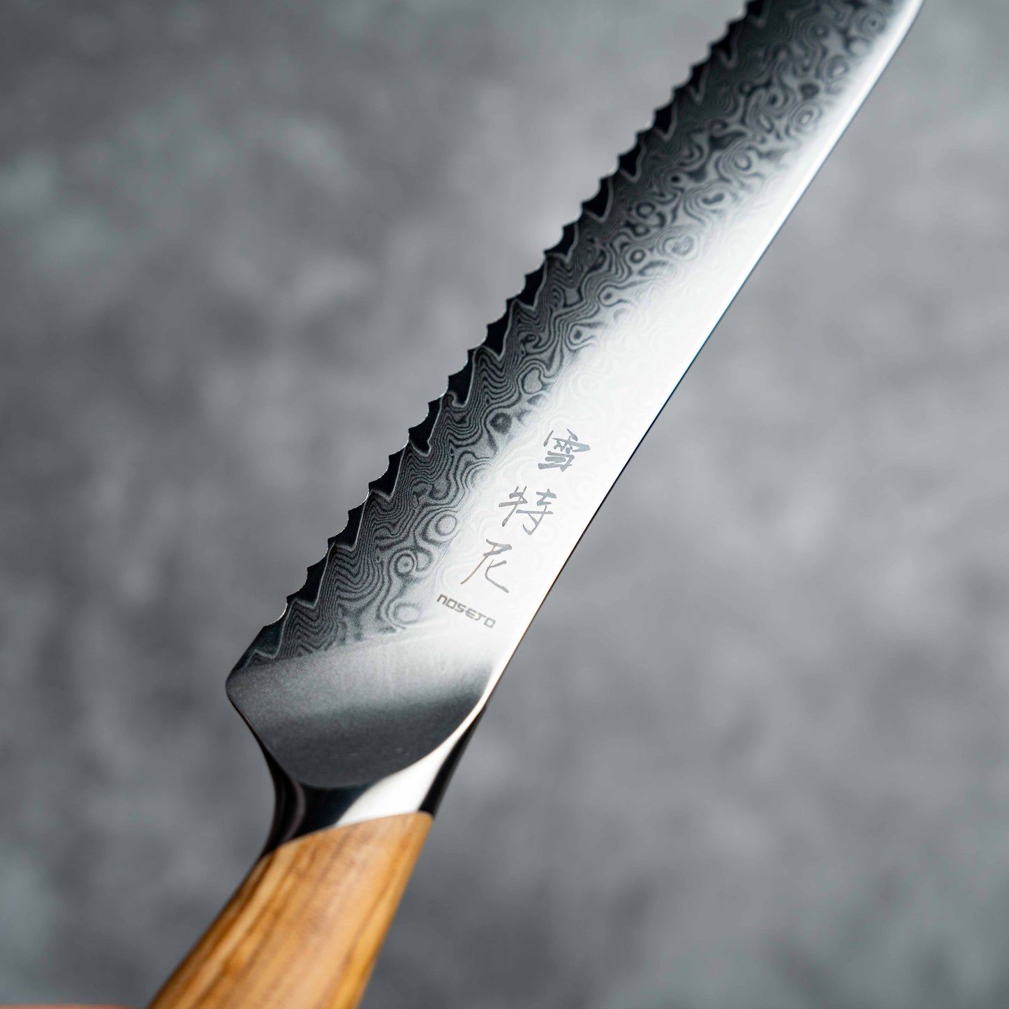 Couteau à pain Noseto Batsu 210 mm, 73 couches d'acier Damas avec manche en bois d'olivier