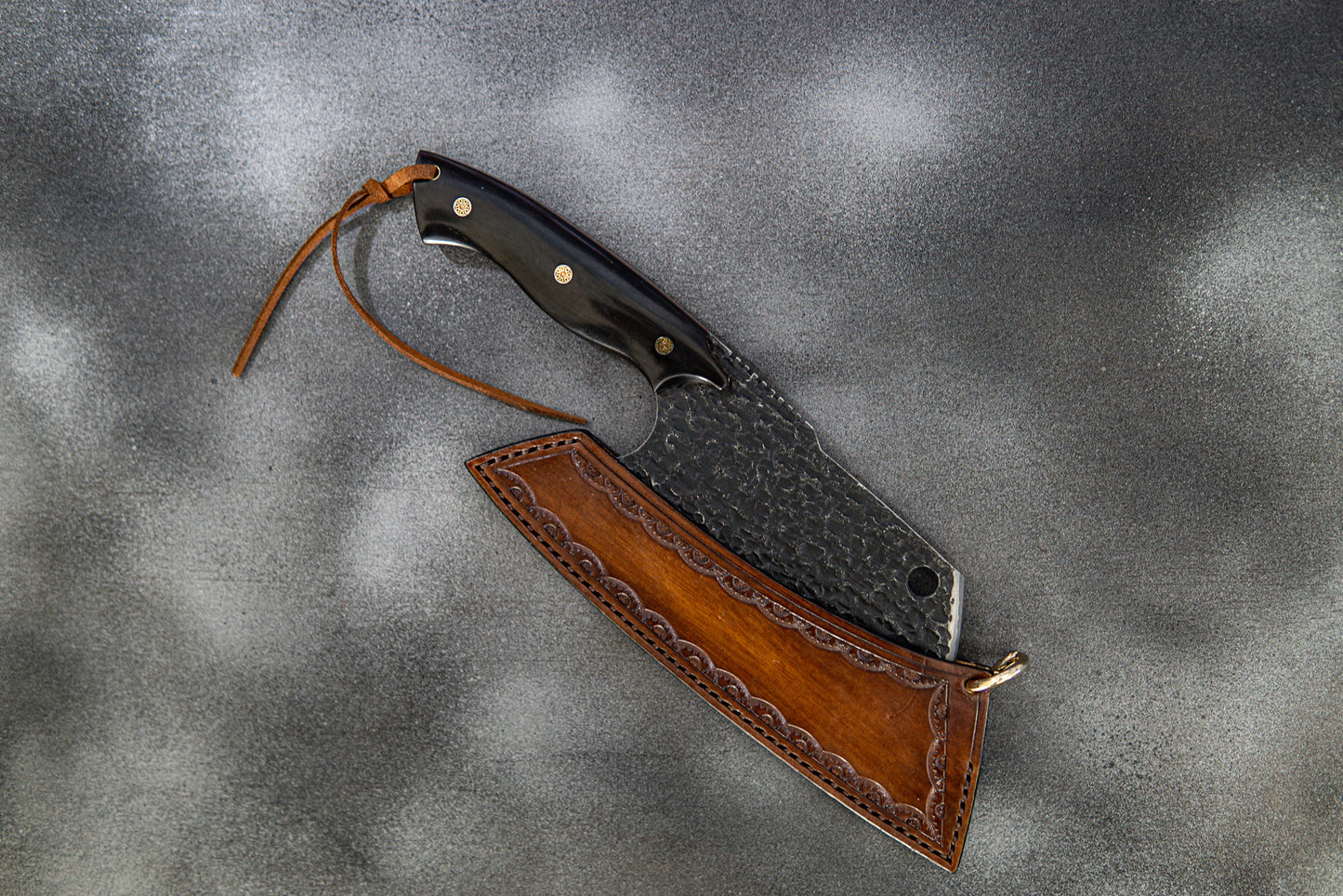Couperet Bunka de style serbe Damas robuste 180 mm avec fourreau